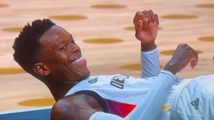 官网注册-造到东契奇进攻犯规 施罗德躺在地上面露微笑